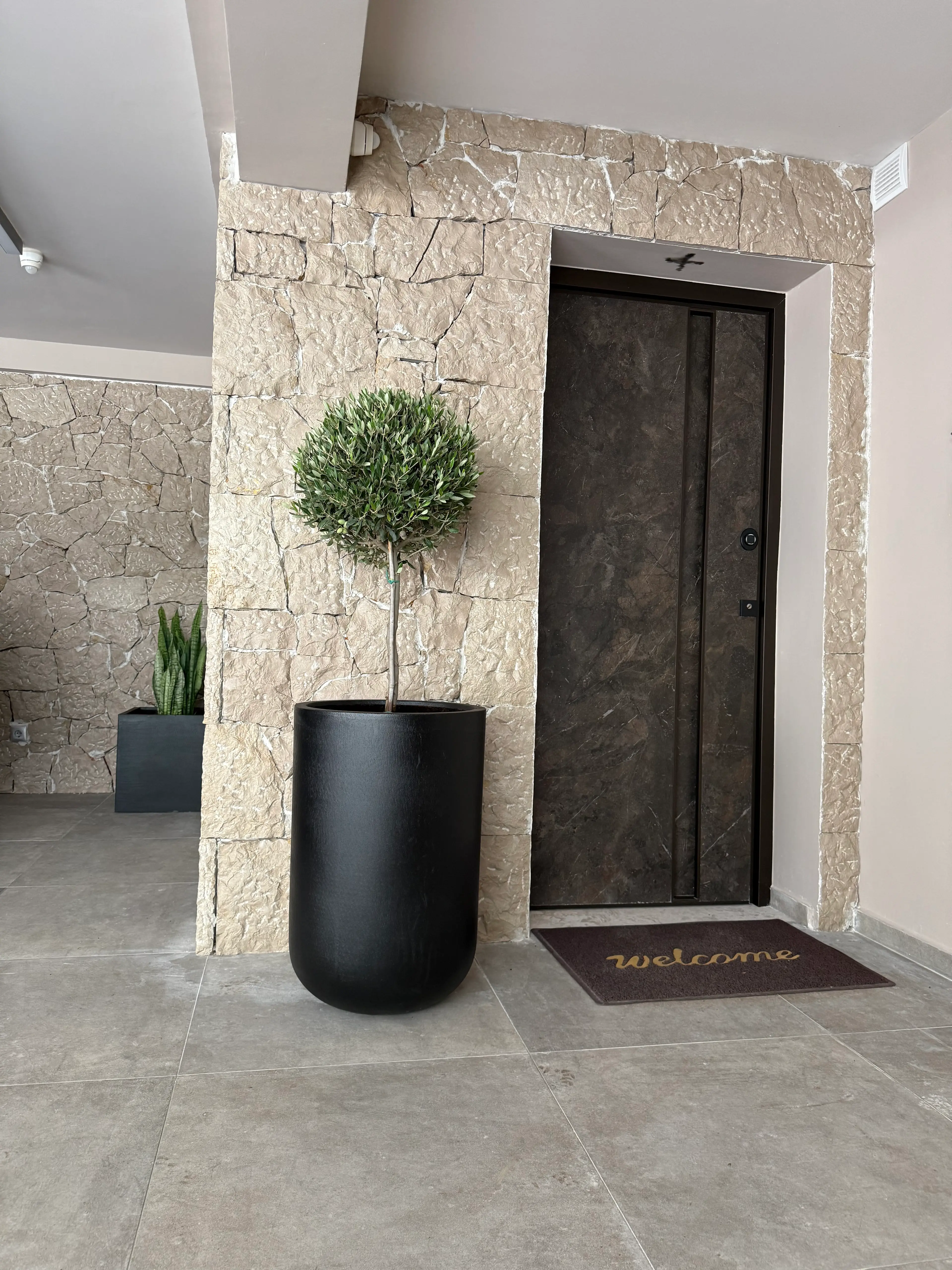 Είσοδος με φυσικά υλικά